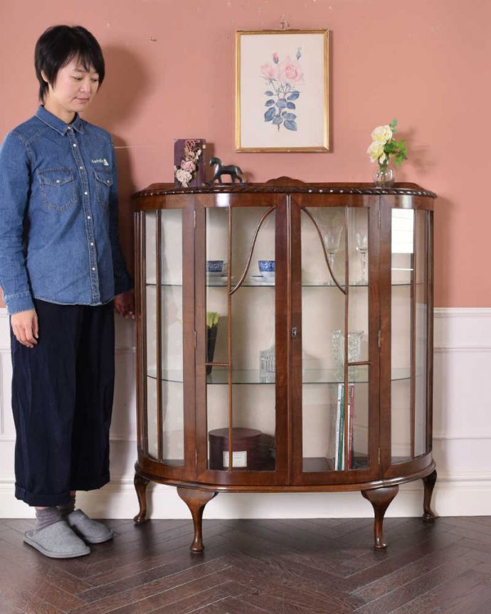 アンティークのキャビネット　アンティーク家具　美しいアンティーク家具、英国輸入のウォールナット材のガラスキャビネット。おススメNo.1のアンティーク家具もともとチャイナキャビネットとして陶器を見せながら収納するために造られたガラスの扉のキャビネット。(k-1878-f)