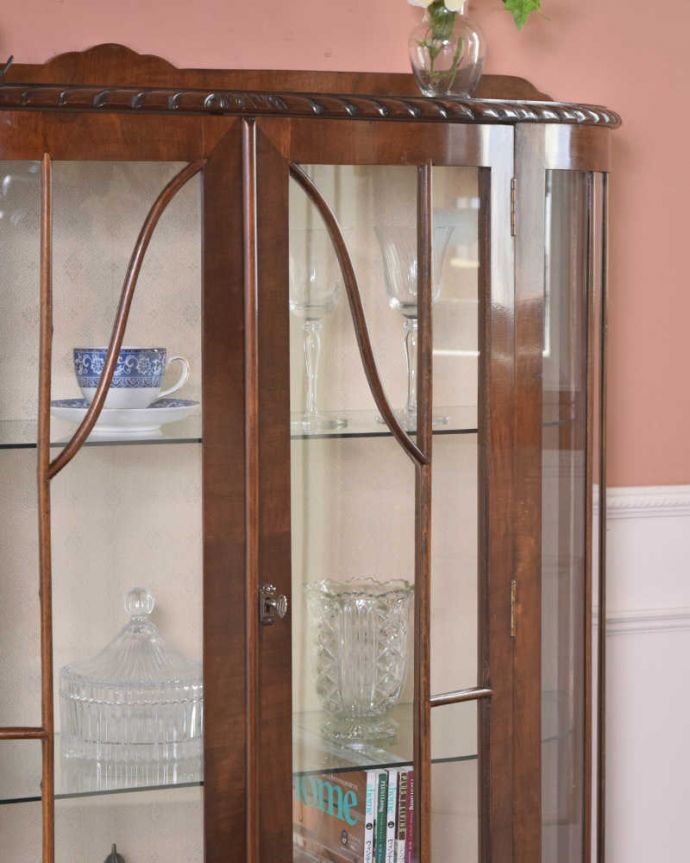 アンティークのキャビネット　アンティーク家具　美しいアンティーク家具、英国輸入のウォールナット材のガラスキャビネット。アンティークのガラスを通してみると、なんだか高級光をたっぷり取り入れてくれるガラス扉と棚板。(k-1878-f)