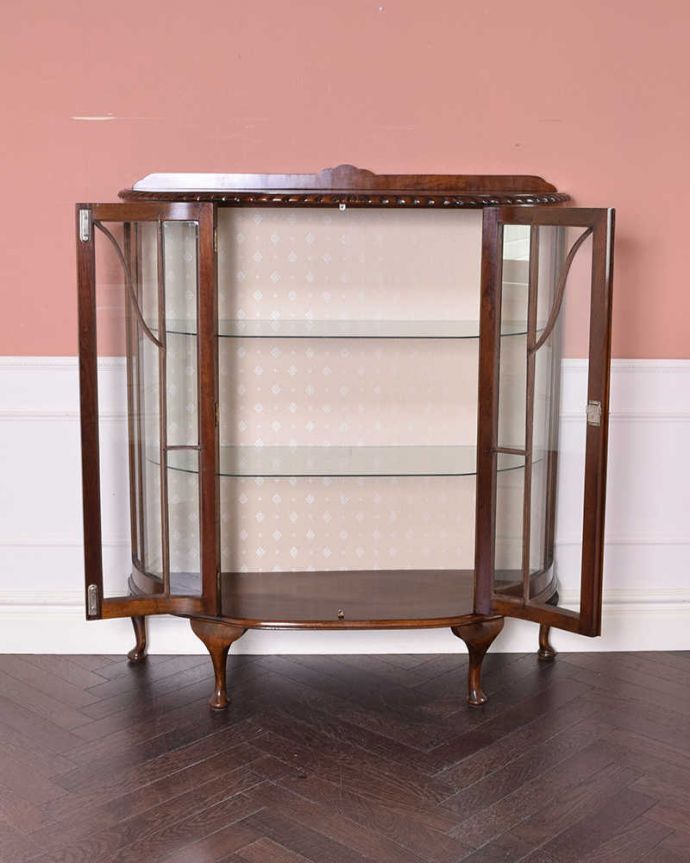 アンティークのキャビネット　アンティーク家具　美しいアンティーク家具、英国輸入のウォールナット材のガラスキャビネット。扉を開けて中を見てみましょう背板はクロス張り。(k-1878-f)