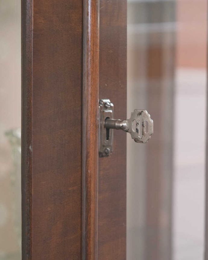 アンティークのキャビネット　アンティーク家具　美しいアンティーク家具、英国輸入のウォールナット材のガラスキャビネット。アンティークらしい取っ手取っ手にもアンティークらしさが。(k-1878-f)