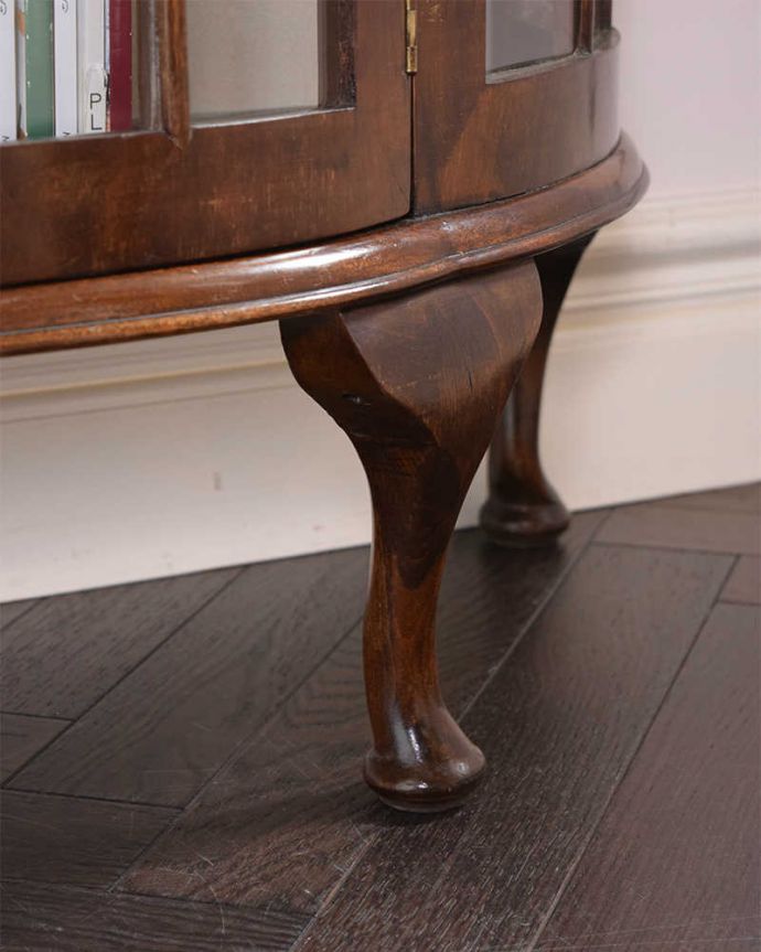 アンティークのキャビネット　アンティーク家具　美しいアンティーク家具、英国輸入のウォールナット材のガラスキャビネット。女性１人でもラクラク運べちゃうんですHandleのアンティークは脚の裏にフェルトキーパーをお付けしています。(k-1878-f)