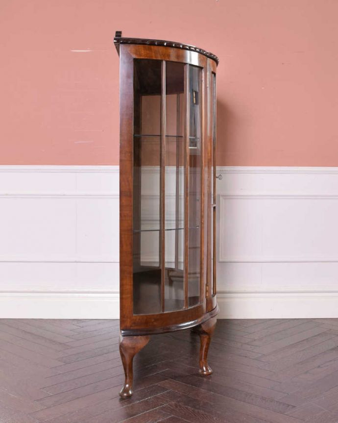 アンティークのキャビネット　アンティーク家具　美しいアンティーク家具、英国輸入のウォールナット材のガラスキャビネット。横から見てもステキ横から見るとこんな感じ。(k-1878-f)