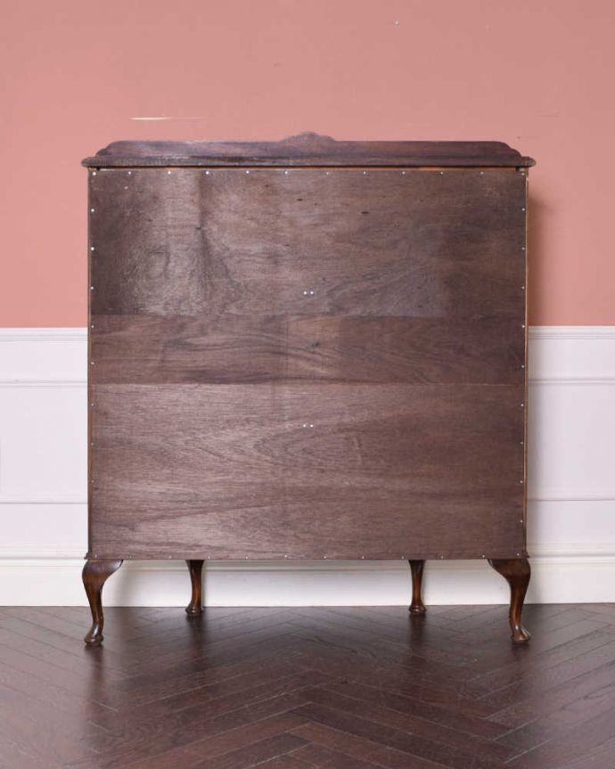 アンティークのキャビネット　アンティーク家具　美しいアンティーク家具、英国輸入のウォールナット材のガラスキャビネット。実は後ろから見てもキレイなんです。(k-1878-f)