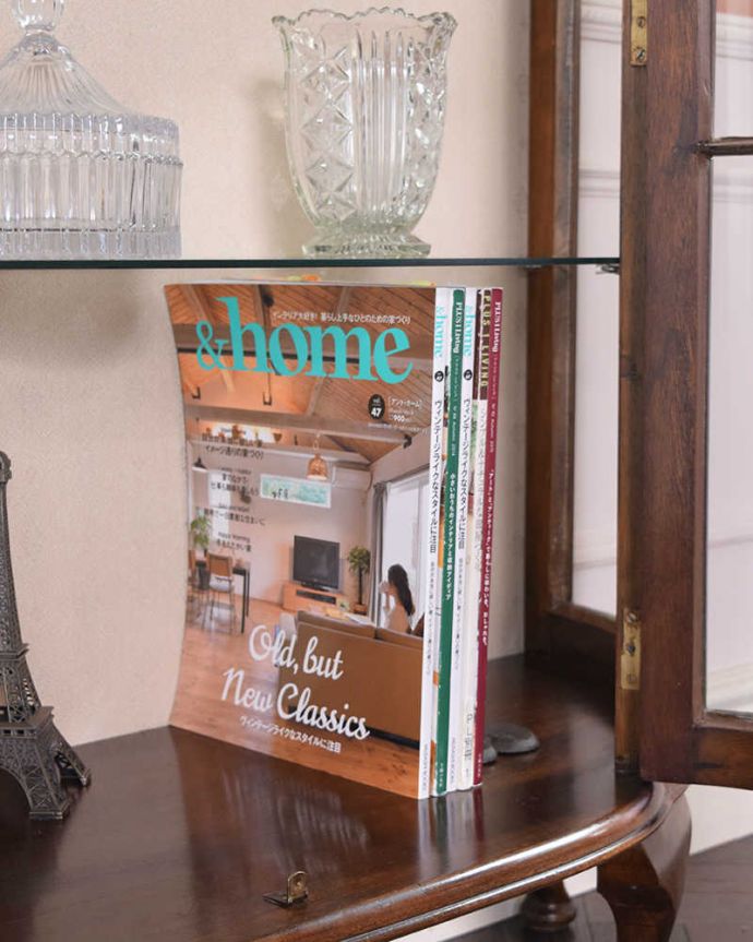 アンティークのキャビネット　アンティーク家具　美しいアンティーク家具、英国輸入のウォールナット材のガラスキャビネット。雑誌やA4サイズのファイルも収納できます。(k-1878-f)