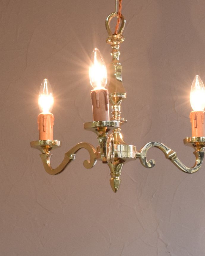 シャンデリア 照明・ライティング 英国輸入のアンティークの真鍮製シャンデリア・3灯タイプ(E17シャンデリア球付) 。しっかりオーバーホウルしましたHandleのシャンデリアはアンティーク専門の職人が時間をかけて日本仕様に修理しています。(k-1878-z)