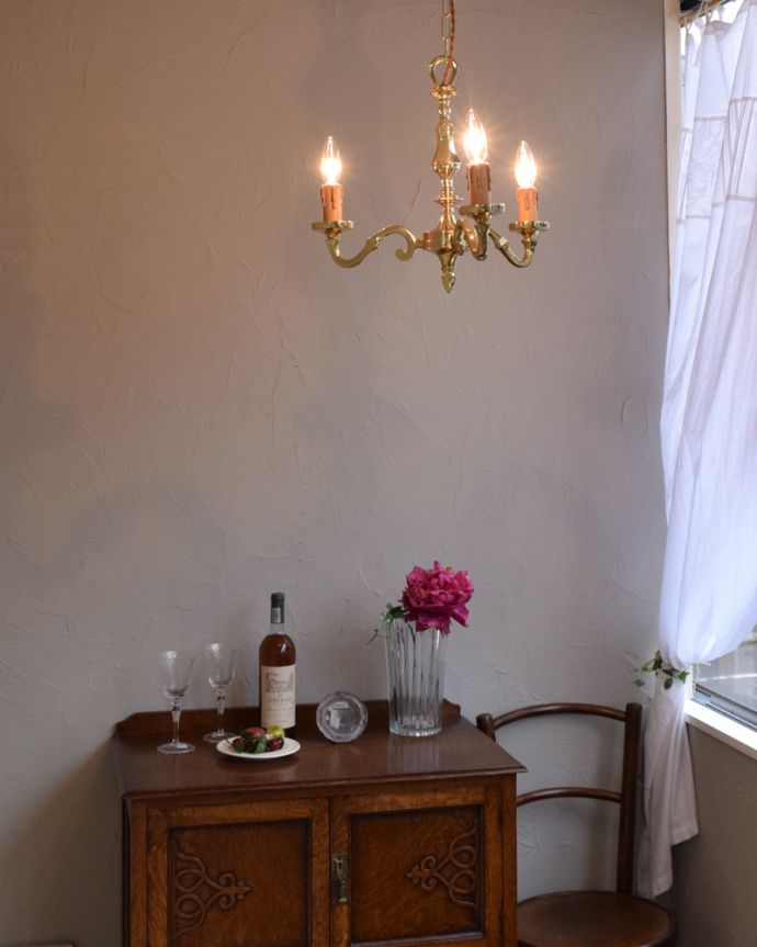 シャンデリア 照明・ライティング 英国輸入のアンティークの真鍮製シャンデリア・3灯タイプ(E17シャンデリア球付) 。夜が来るのが楽しみになる灯りシャンデリアがあるだけでなんだか暗くなる時間が楽しみになっちゃうんです。(k-1878-z)