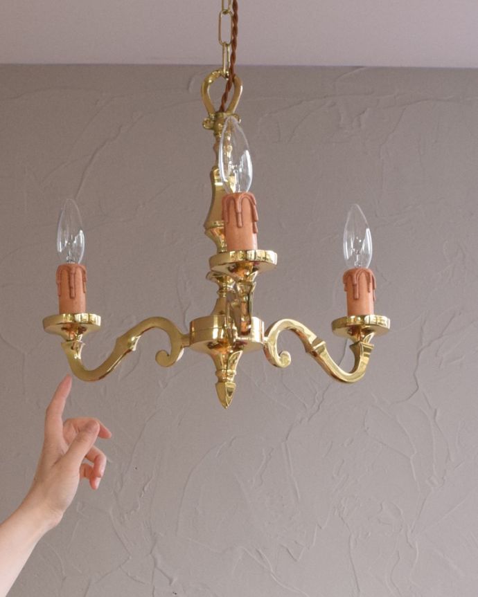 シャンデリア 照明・ライティング 英国輸入のアンティークの真鍮製シャンデリア・3灯タイプ(E17シャンデリア球付) 。真鍮が描くシャンデリアの美しさシャンデリアと言うとキラキラしたイメージですが、真鍮のシャンデリアはシンプルなものが多いので、気を使わずいろんな場所で使えるんです。(k-1878-z)