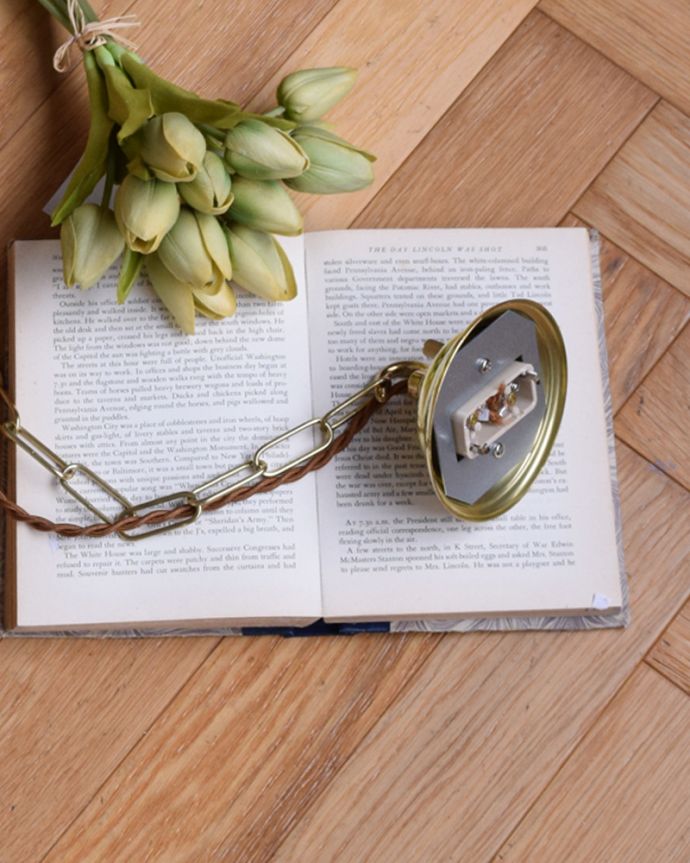 シャンデリア 照明・ライティング 英国輸入のアンティークの真鍮製シャンデリア・3灯タイプ(E17シャンデリア球付) 。引っ掛けタイプです自分でも取り付け出来る引っ掛けシーリング仕様で加工してあります。(k-1878-z)