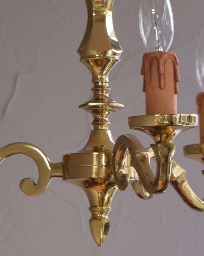 シャンデリア 照明・ライティング 英国輸入のアンティークの真鍮製シャンデリア・3灯タイプ(E17シャンデリア球付) 。しっかり選んできましたアンティークは新品ではないので、写真に映らない多少の欠けやキズがありますが、キレイなものだけを選んできました。(k-1878-z)