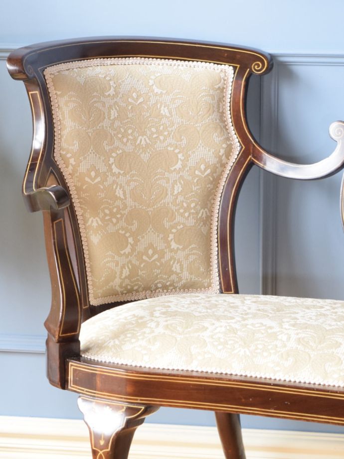 背もたれが美しいアンティークの椅子