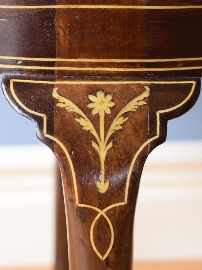 英国アンティーク家具らしい装飾