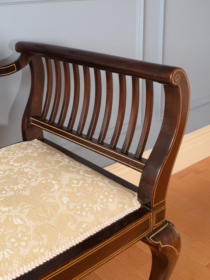 英国アンティーク家具らしい装飾