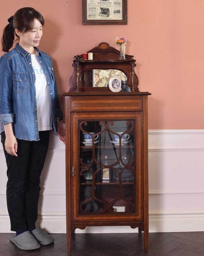 アンティークのキャビネット　アンティーク家具　ミラーがついた装飾が美しいアンティーク家具　ガラスキャビネット。贅沢な時間が過ごせる最上級の美しさ楽譜を美しく収納するためだけに作られたコンパクトなサイズのミュージックキャビネットは、さすが贅沢な造りになっています。(k-1879-f)