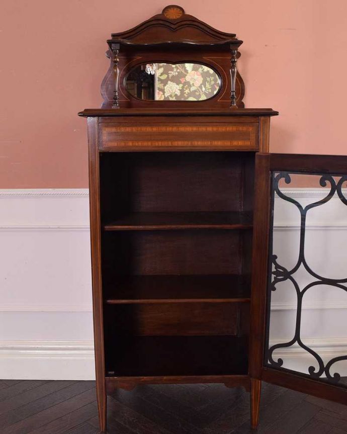 アンティークのキャビネット　アンティーク家具　ミラーがついた装飾が美しいアンティーク家具　ガラスキャビネット。扉を開けてみると･･･贅沢な造りの家具に合わせて、しっかり修復しました。(k-1879-f)