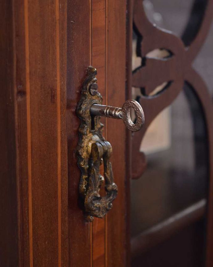 アンティークのキャビネット　アンティーク家具　ミラーがついた装飾が美しいアンティーク家具　ガラスキャビネット。開ける度にワクワク取っ手もアンティークらしい贅沢なデザイン。(k-1879-f)