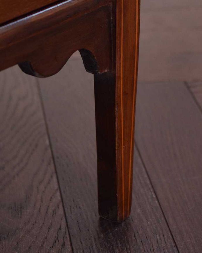 アンティークのキャビネット　アンティーク家具　ミラーがついた装飾が美しいアンティーク家具　ガラスキャビネット。女性１人でラクラク運べちゃうんですHandleのアンティークは、脚の裏にフェルトキーパーをお付けしています。(k-1879-f)