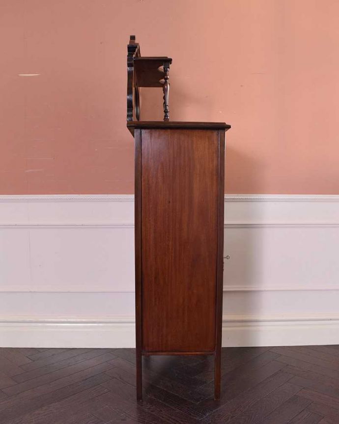 アンティークのキャビネット　アンティーク家具　ミラーがついた装飾が美しいアンティーク家具　ガラスキャビネット。もちろん横顔も美しいしっかりお直ししたので、どこから見ても美しい自信があります。(k-1879-f)