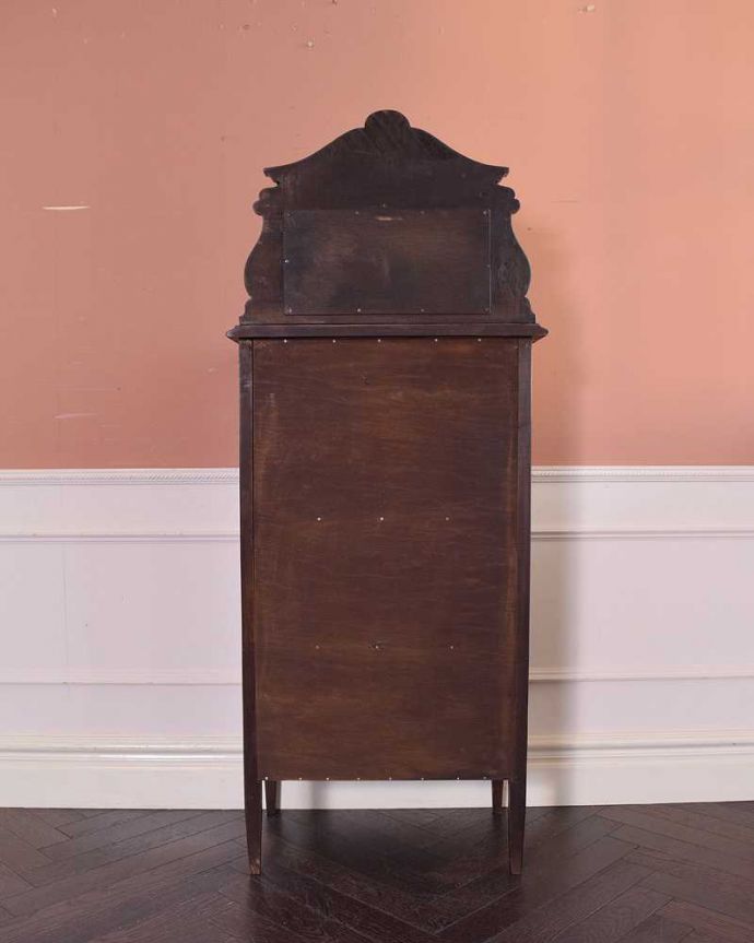 アンティークのキャビネット　アンティーク家具　ミラーがついた装飾が美しいアンティーク家具　ガラスキャビネット。後ろ姿にも気を使っていますアンティークは新品ではないので、経年変化によるキズはありますが、専門の職人がしっかり修復したので後ろ姿も美しいんです。(k-1879-f)