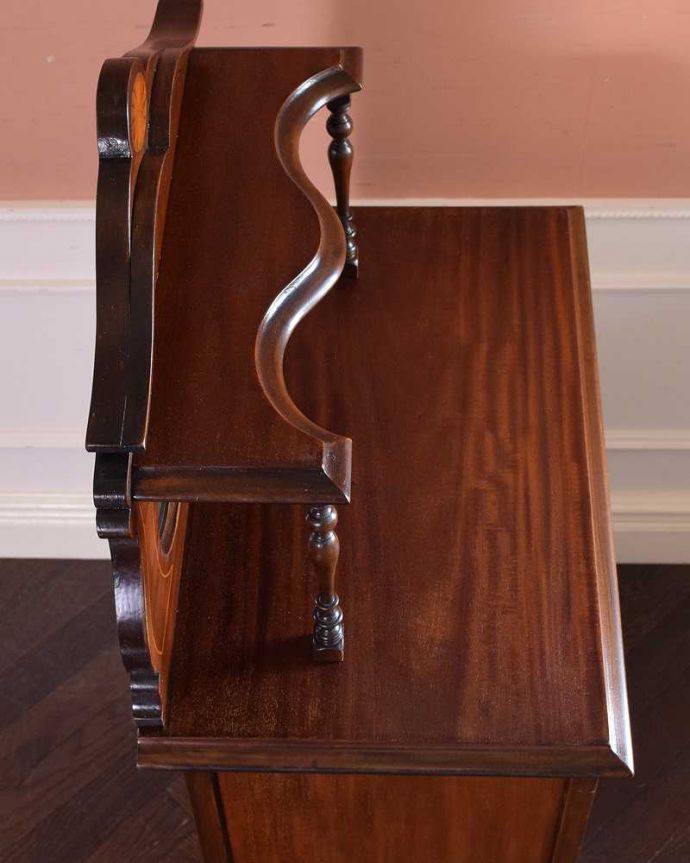 アンティークのキャビネット　アンティーク家具　ミラーがついた装飾が美しいアンティーク家具　ガラスキャビネット。家具を上から見てみましょう目線に入る天板の上もしっかりと修復しました。(k-1879-f)