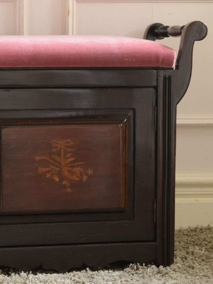 アンティークの椅子らしい美しい装飾