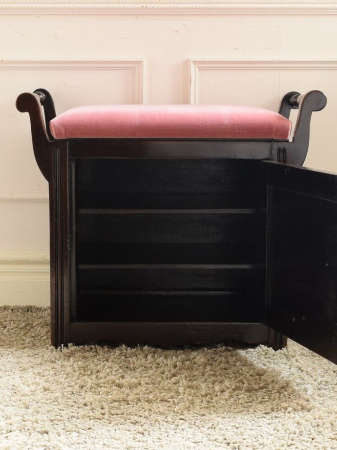 アンティークスツールの中