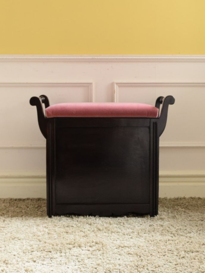 アンティークスツールの後ろ姿