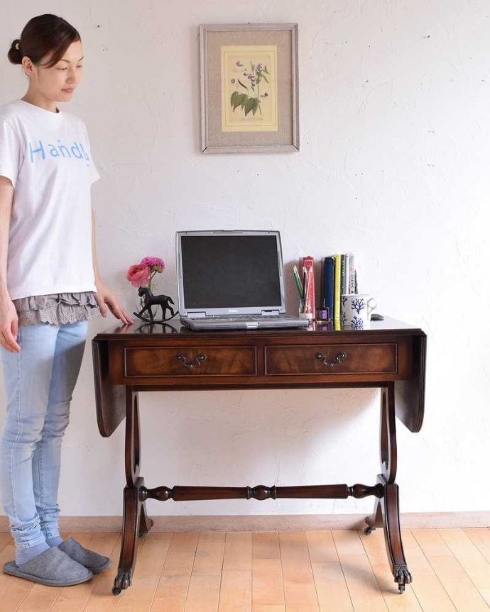 アンティークのデスク・書斎机　アンティーク家具　英国のアンティーク家具、キャスター付きのバタフライテーブル（デスク）。3WAYで自分好みのサイズになっちゃうデスク英国スタイルが美しいデスクですが、自慢は見た目だけじゃないんです。(k-1880-f)