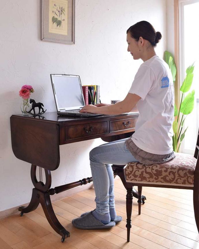 アンティークのデスク・書斎机　アンティーク家具　英国のアンティーク家具、キャスター付きのバタフライテーブル（デスク）。自分だけのちょっと贅沢な時間大人のデスクは、座るだけで自分だけの時間を作ってくれるから、毎日にちょっとだけ「贅沢」な時間をプラスしてくれます。(k-1880-f)