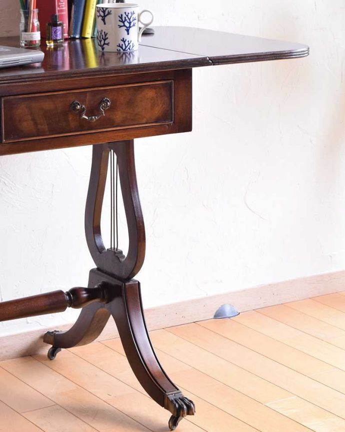 アンティークのデスク・書斎机　アンティーク家具　英国のアンティーク家具、キャスター付きのバタフライテーブル（デスク）。めずらしい形のデスクを使ってさらに贅沢に実用的に使われるための家具も、アンティークだと遊び心たっぷりの美しさ。(k-1880-f)