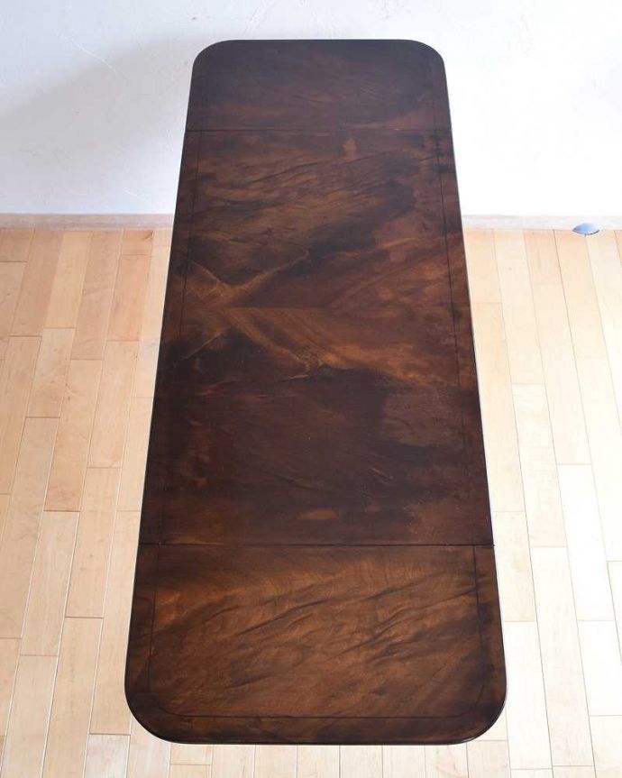 アンティークのデスク・書斎机　アンティーク家具　英国のアンティーク家具、キャスター付きのバタフライテーブル（デスク）。天板もキレイにお直ししました。(k-1880-f)