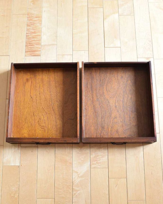 アンティークのデスク・書斎机　アンティーク家具　英国のアンティーク家具、キャスター付きのバタフライテーブル（デスク）。引き出しの中もキレイに修復しました！もちろん引き出しの中も修復の時、専門の職人がキレイにお直しました。(k-1880-f)