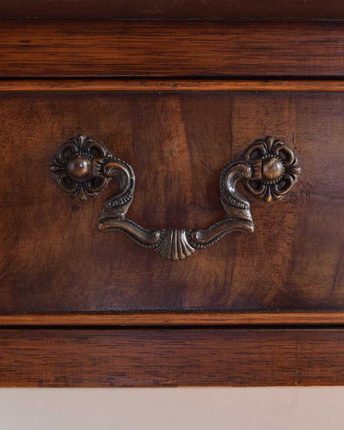 アンティークのデスク・書斎机　アンティーク家具　英国のアンティーク家具、キャスター付きのバタフライテーブル（デスク）。アンティークらしい取っ手アンティークらしいデザインの取っ手を、そっと引っ張って開けるたびに、宝箱を開けている気分です。(k-1880-f)