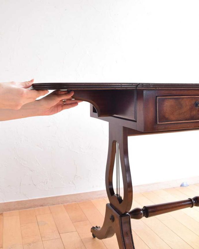 アンティークのデスク・書斎机　アンティーク家具　英国のアンティーク家具、キャスター付きのバタフライテーブル（デスク）。あっという間にサイズ変更OK！天板を持ち上げてバーを出すだけで、簡単にサイズが変えれます。(k-1880-f)