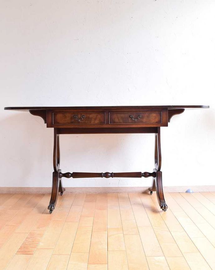 アンティークのデスク・書斎机　アンティーク家具　英国のアンティーク家具、キャスター付きのバタフライテーブル（デスク）。両方開いて広々と左右のリーフを開けばゆったりサイズ。(k-1880-f)