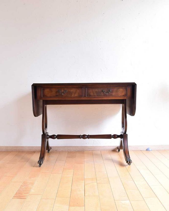 アンティークのデスク・書斎机　アンティーク家具　英国のアンティーク家具、キャスター付きのバタフライテーブル（デスク）。リーフを畳むと･･･天板の両側のリーフを畳むと意外にコンパクト。(k-1880-f)