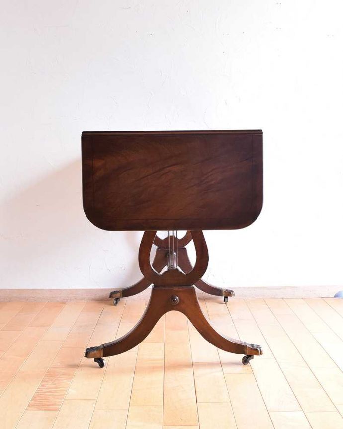 アンティークのデスク・書斎机　アンティーク家具　英国のアンティーク家具、キャスター付きのバタフライテーブル（デスク）。天板を畳むとこんな感じ閉じたときは、また違った表情を見せて楽しませてくれます。(k-1880-f)