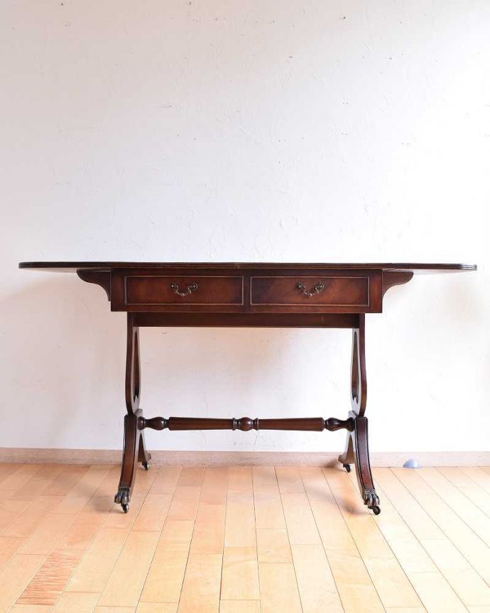 アンティークのデスク・書斎机　アンティーク家具　英国のアンティーク家具、キャスター付きのバタフライテーブル（デスク）。裏側も、もちろんキレイです。(k-1880-f)