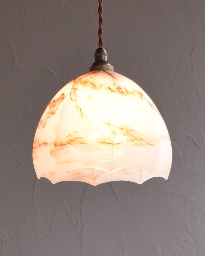 ペンダントライト　照明・ライティング　オレンジの模様が美しいアンティークシェードペンダントライト（コード・シャンデリア電球・ギャラリーなし）。。(k-1880-z)