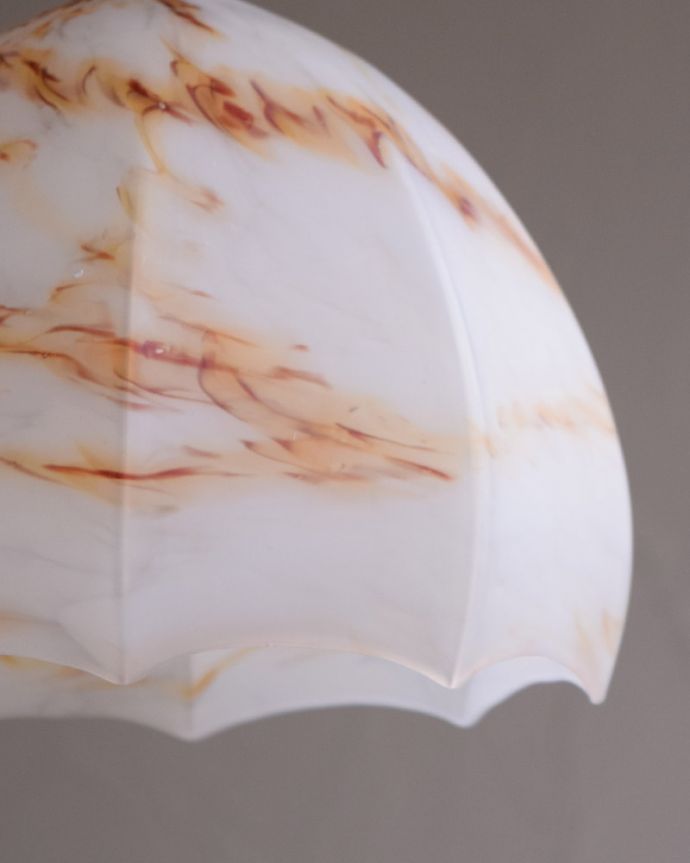 ペンダントライト　照明・ライティング　オレンジの模様が美しいアンティークシェードペンダントライト（コード・シャンデリア電球・ギャラリーなし）。。(k-1880-z)