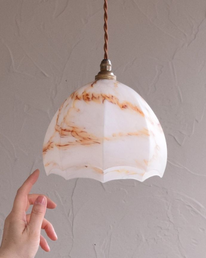 ペンダントライト　照明・ライティング　オレンジの模様が美しいアンティークシェードペンダントライト（コード・シャンデリア電球・ギャラリーなし）。。(k-1880-z)