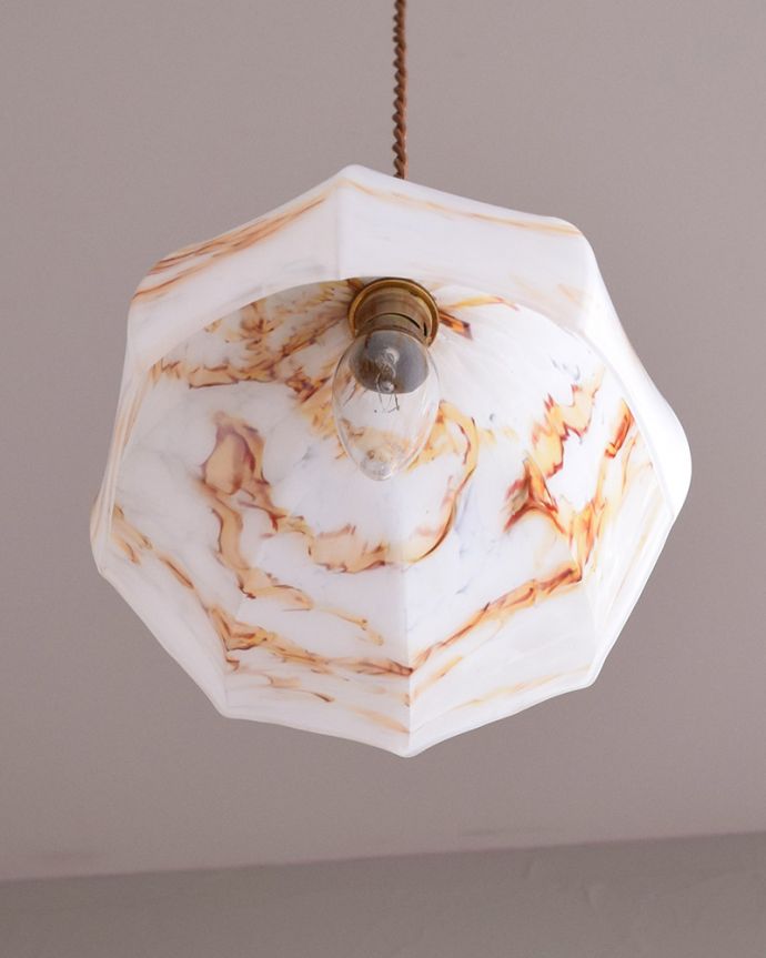 ペンダントライト　照明・ライティング　オレンジの模様が美しいアンティークシェードペンダントライト（コード・シャンデリア電球・ギャラリーなし）。。(k-1880-z)