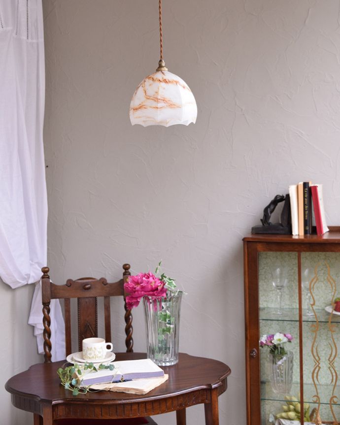 ペンダントライト　照明・ライティング　オレンジの模様が美しいアンティークシェードペンダントライト（コード・シャンデリア電球・ギャラリーなし）。。(k-1880-z)