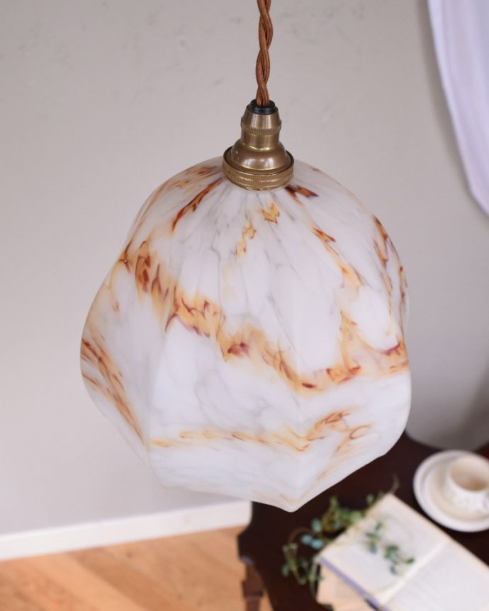 ペンダントライト　照明・ライティング　オレンジの模様が美しいアンティークシェードペンダントライト（コード・シャンデリア電球・ギャラリーなし）。。(k-1880-z)