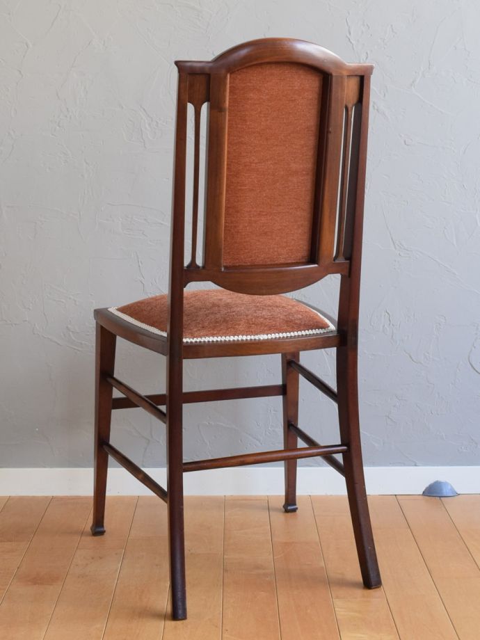 アンティークのサロンチェアの後ろ姿