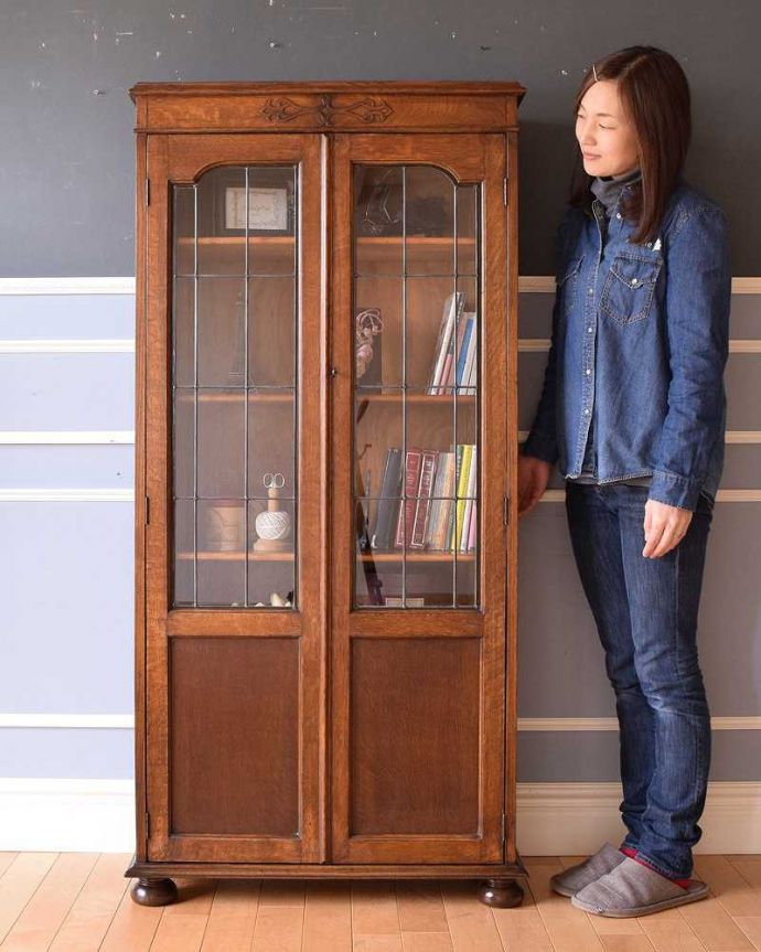 アンティークのキャビネット　アンティーク家具　英国輸入のアンティーク家具、美しいステンドグラス扉のブックケース 。ステンドグラスの扉が美しいキャビネット扉がステンドグラスになっているから、キャビネットとステンドグラスの両方を一気に手に入れることが出来ちゃうんです。(k-1881-f)