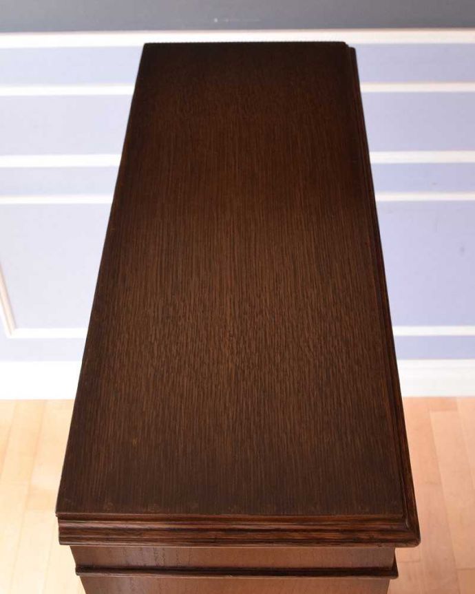 アンティークのキャビネット　アンティーク家具　英国輸入のアンティーク家具、美しいステンドグラス扉のブックケース 。天板もキレイに仕上げました。(k-1881-f)