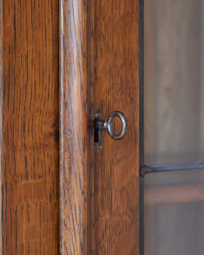 アンティークのキャビネット　アンティーク家具　英国輸入のアンティーク家具、美しいステンドグラス扉のブックケース 。小さなパーツにもこだわりが取っ手だけを見ても現代の家具より質感がいいのがわかります。(k-1881-f)