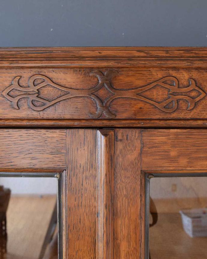 アンティークのキャビネット　アンティーク家具　英国輸入のアンティーク家具、美しいステンドグラス扉のブックケース 。惚れ惚れする彫の美しさこんなに堅い無垢材に一体どうやって彫ったんだろう？と不思議になるくらいアンティークらしく細かい彫りは眺めているだけでうっとりする美しさです。(k-1881-f)