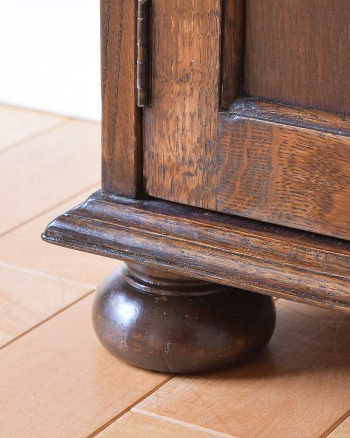 アンティークのキャビネット　アンティーク家具　英国輸入のアンティーク家具、美しいステンドグラス扉のブックケース 。女性１人でもラクに運べちゃうヒミツHandleのアンティークは、脚の裏にフェルトキーパーをお付けしているので、床を滑らせれば女性でも移動がカンタンに出来ます！ご安心下さい。(k-1881-f)