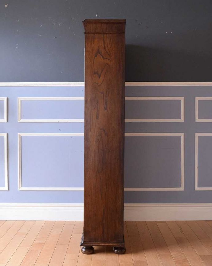 アンティークのキャビネット　アンティーク家具　英国輸入のアンティーク家具、美しいステンドグラス扉のブックケース 。横から見てもステキもちろん横もキレイに修復していますので、横顔だって美しいんです。(k-1881-f)